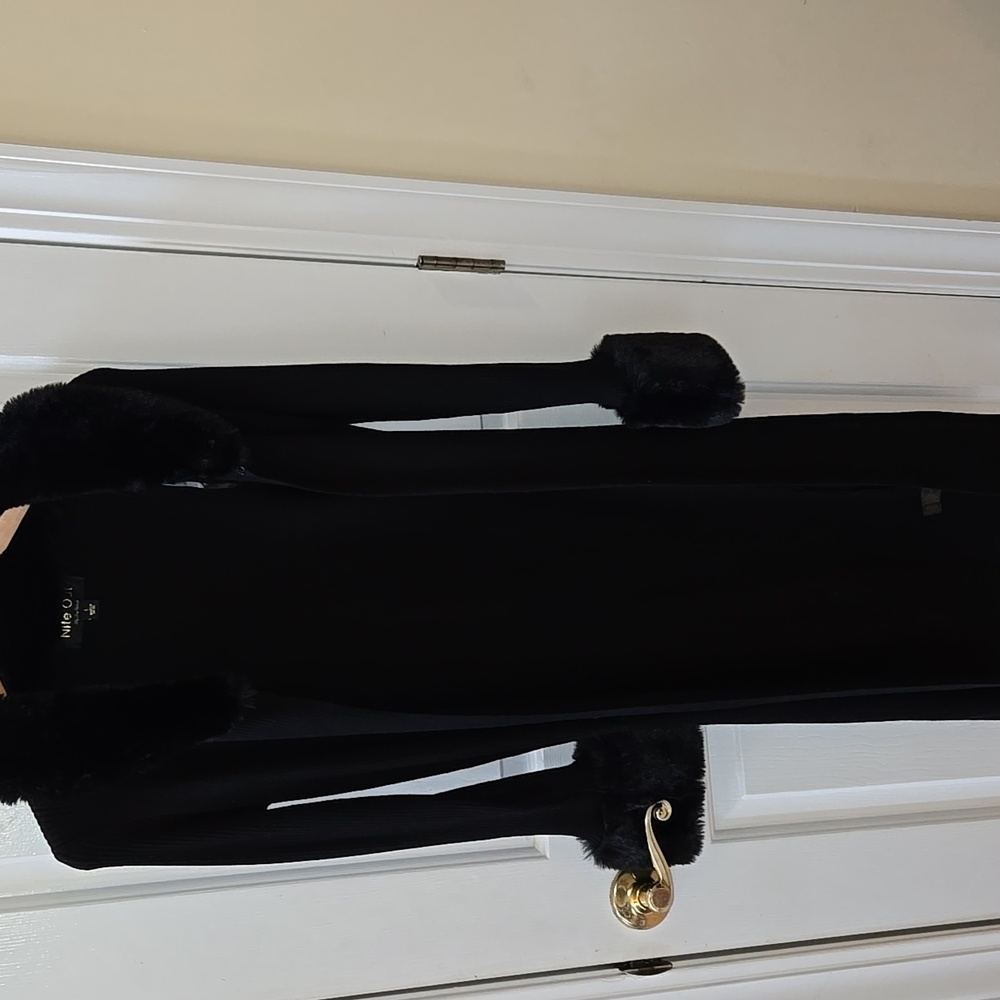 Elegant Black Long Sleeve Dress Length Sweater With Faux Fur Trim Size L